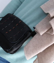 Load the image into the gallery viewer, Les tricots de Léa Cashmere Sweater Monjako V-neck