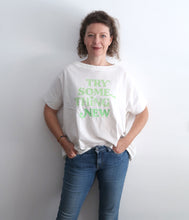 Laden Sie das Bild in den Galerie-Viewer, The Shirt Project Organic Baumwoll Oversize Shirt U-Boot Ausschnitt Halbarm