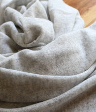 Load the image into the gallery viewer, Esisto Cashmere Plaid