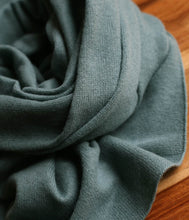 Load the image into the gallery viewer, Esisto Cashmere Scarf