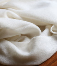 Load the image into the gallery viewer, Esisto Cashmere Scarf