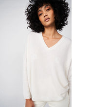 Load the image into the gallery viewer, Les tricots de Léa Cashmere Sweater Monjako V-neck