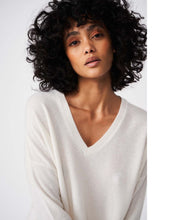 Load the image into the gallery viewer, Les tricots de Léa Cashmere Sweater Monjako V-neck
