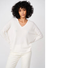 Load the image into the gallery viewer, Les tricots de Léa Cashmere Sweater Monjako V-neck