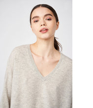 Load the image into the gallery viewer, Les tricots de Léa Cashmere Sweater Monjako V-neck
