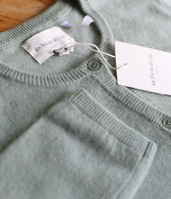 Load the image into the gallery viewer, Les tricots de Léa Wolle-Kaschmir Strickjacke Gigy Rundhals-Ausschnitt