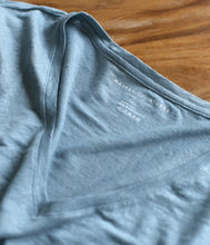 Load the image into the gallery viewer, Majestic Filatures Leinen-Mix Shirt V-Ausschnitt