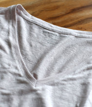 Load the image into the gallery viewer, Majestic Filatures Leinen-Mix Shirt V-Ausschnitt
