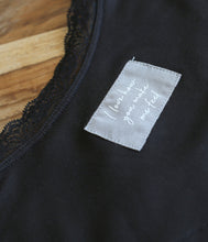 Load the image into the gallery viewer, The Shirt Project Viskose-Mix Shirt mit Spitze Langarm