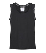 Load the image into the gallery viewer, The Shirt Project Viskose-Mix Top mit Spitze