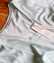 Laden Sie das Bild in den Galerie-Viewer, Trusted Handwork Baumwoll T-Shirt Toulouse V-Ausschnitt Kurzarm