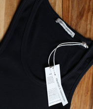 Laden Sie das Bild in den Galerie-Viewer, Trusted Handwork Bio-Baumwoll Top St. Tropez Feinripp Rundhalsausschnitt