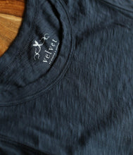 Laden Sie das Bild in den Galerie-Viewer, Velvet by Graham and Spencer Baumwoll Top Taurus