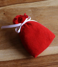 Load the image into the gallery viewer, engage cashmere sachet with Swiss stone pine shavings