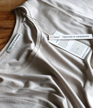 Laden Sie das Bild in den Galerie-Viewer, Trusted Handwork Baumwoll T-Shirt Paris Rundhalsausschnitt Kurzarm