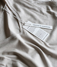 Laden Sie das Bild in den Galerie-Viewer, Trusted Handwork Baumwoll T-Shirt Toulouse V-Ausschnitt Kurzarm