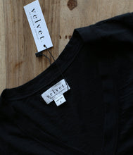 Laden Sie das Bild in den Galerie-Viewer, Velvet by Graham and Spencer Baumwoll Shirt Jill V-Ausschnitt Kurzarm