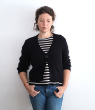 Laden Sie das Bild in den Galerie-Viewer, Esisto Baumwoll-Mix Strickjacke V-Ausschnitt 3/4 Armlänge
