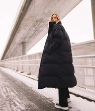 Laden Sie das Bild in den Galerie-Viewer, Scandinavian Edition Winter Daunen Steppmantel Astro II
