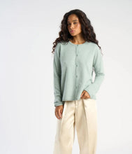Load the image into the gallery viewer, Les tricots de Léa Wolle-Kaschmir Strickjacke Gigy Rundhals-Ausschnitt
