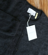 Load the image into the gallery viewer, Les tricots de Léa Wolle-Kaschmir Strickjacke Gigy Rundhals-Ausschnitt
