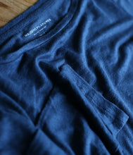 Laden Sie das Bild in den Galerie-Viewer, Majestic Filatures Leinen-Mix Shirt U-Boot Ausschnitt
