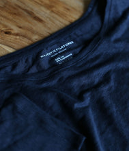 Laden Sie das Bild in den Galerie-Viewer, Majestic Filatures Leinen-Mix Shirt U-Boot Ausschnitt weite Form
