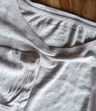 Laden Sie das Bild in den Galerie-Viewer, Majestic Filatures Leinen-Mix Shirt U-Boot Ausschnitt weite Form
