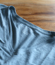 Laden Sie das Bild in den Galerie-Viewer, Majestic Filatures Leinen-Mix Shirt V-Ausschnitt Kurzarm
