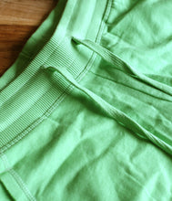 Load the image into the gallery viewer, The Shirt Project Bio Baumwoll Sweat Short
