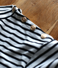 Laden Sie das Bild in den Galerie-Viewer, The Shirt Project Bio-Baumwolle Shirt Rundhals Knöpfe
