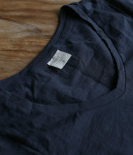 Laden Sie das Bild in den Galerie-Viewer, The Shirt Project Organic Baumwoll Shirt V-Ausschnitt Kurzarm
