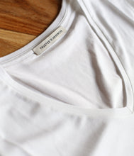 Laden Sie das Bild in den Galerie-Viewer, Trusted Handwork Viskose-Mix T-Shirt Nanterre V-Ausschnitt Kurzarm
