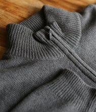 Laden Sie das Bild in den Galerie-Viewer, engage Herren recycled Kaschmir Pullover Zip Kragen

