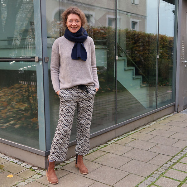 Kaschmir Pullover beige, Kaschmir Schal Marine, Cambio Hose Muster, Belleamie Schuhe braun