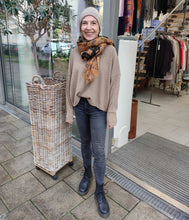 Laden Sie das Bild in den Galerie-Viewer, Re_Branded recycelt Kaschmir-Mix Pullover Rundhalsausschnitt
