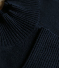 Laden Sie das Bild in den Galerie-Viewer, Re_Branded recycelt Kaschmir-Mix Pullover Stehkragen
