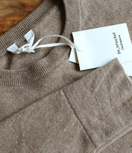Laden Sie das Bild in den Galerie-Viewer, Re_Branded recycelt Kaschmir-Mix Pullover Rundhalsausschnitt
