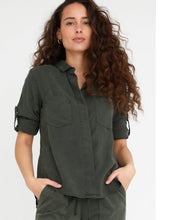 Load the image into the gallery viewer, Bella Dahl Blouse Split Back
