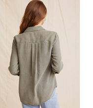 Load the image into the gallery viewer, Bella Dahl Bluse Two Pocket Classic
