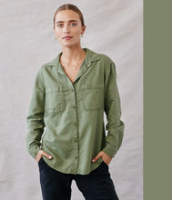Laden Sie das Bild in den Galerie-Viewer, Bella Dahl Bluse Two Pocket Shirt
