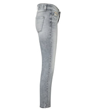 Laden Sie das Bild in den Galerie-Viewer, Cambio Jeans Piper Short Schmuckdetail
