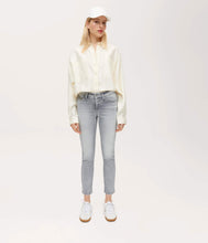 Laden Sie das Bild in den Galerie-Viewer, Cambio Jeans Piper Short Schmuckdetail
