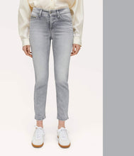 Laden Sie das Bild in den Galerie-Viewer, Cambio Jeans Piper Short Schmuckdetail
