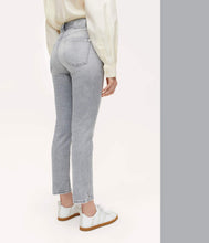 Laden Sie das Bild in den Galerie-Viewer, Cambio Jeans Piper Short Schmuckdetail
