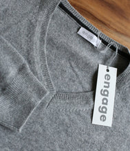 Load the image into the gallery viewer, engage Herren Cashmere V-Pullover
