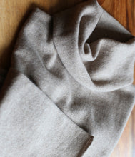 Load the image into the gallery viewer, Esisto Thin Cashmere Pullover Turtleneck
