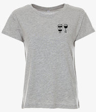 Laden Sie das Bild in den Galerie-Viewer, Gossengold AM Coffee PM Wine T-Shirt
