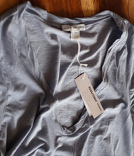 Laden Sie das Bild in den Galerie-Viewer, James Perse Baumwoll Shirt V-Ausschnitt Kurzarm
