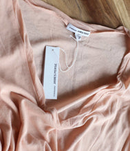 Laden Sie das Bild in den Galerie-Viewer, James Perse Baumwoll Shirt V-Ausschnitt Kurzarm
